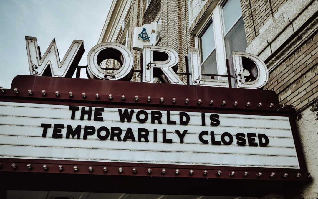 rótulo entrada cine "The world is temporarily closed"