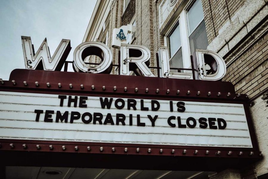 rótulo entrada cine "The world is temporarily closed"