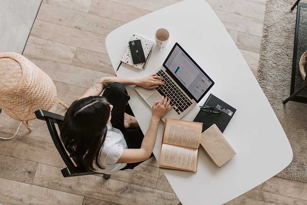 Emprendimiento mujer en la oficina