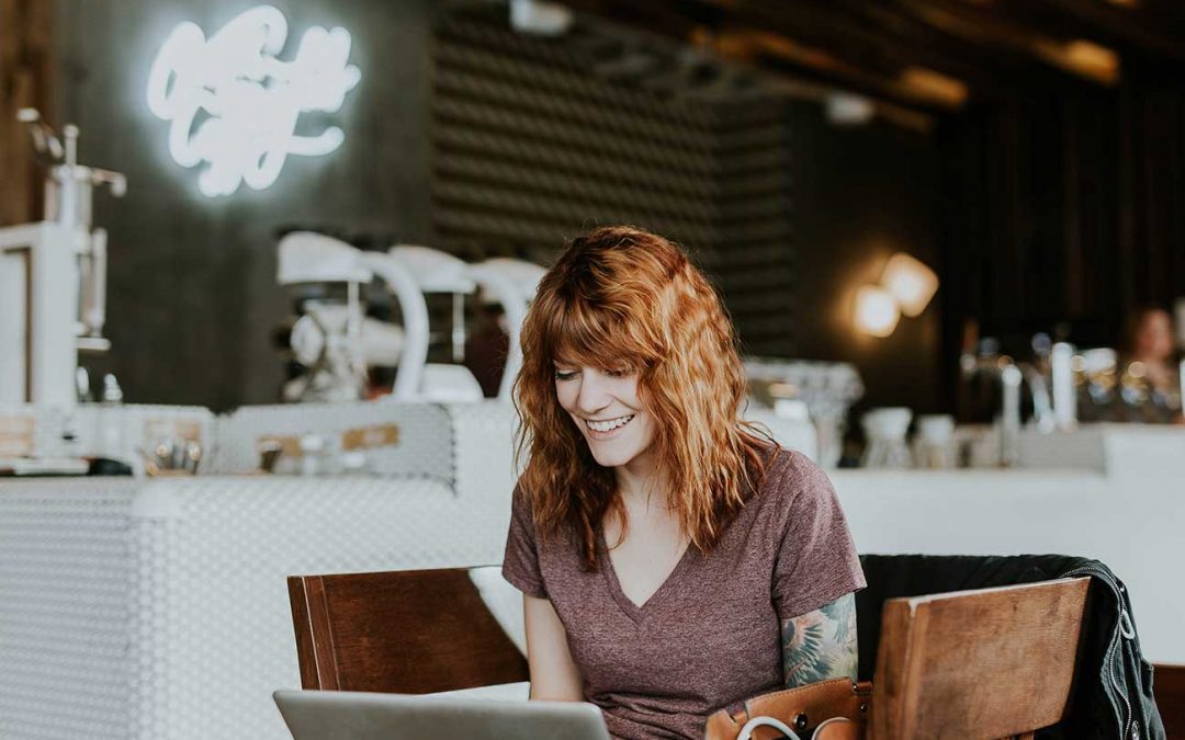 Internet mujer con portatil