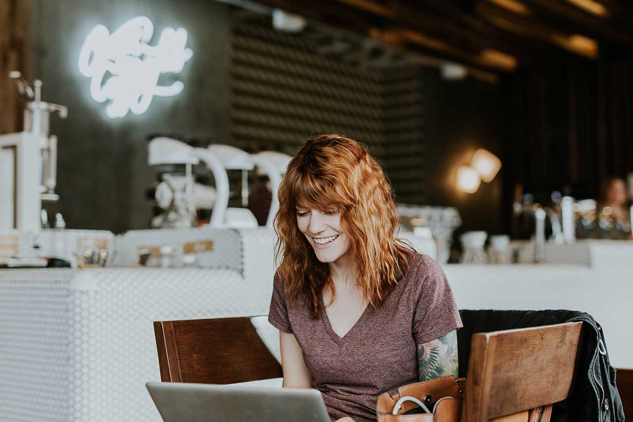 Internet mujer con portatil