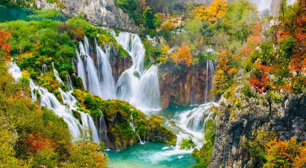 cascada de agua.