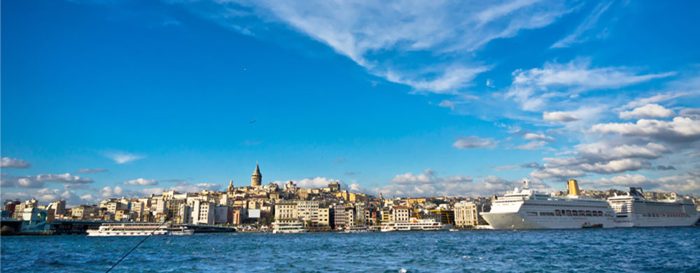 vista panorámica de un barco en una ciudad